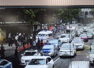 ���һԺ�ſڳ��⳵���鳤������150�ף���ס·�ڣ�