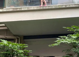 ����������Ƭ�úܶ��˾��ģ�7��Ů��Ϊʲô�����ڶ�¥��̨�⣿