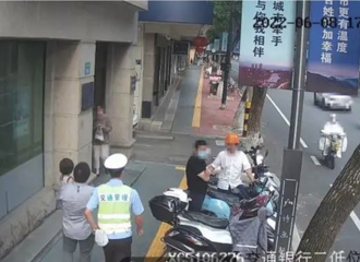 ���ģ����������Ľ�ͷ��һ�������꺢�ӱ��߱߿ޣ�������һĻů��