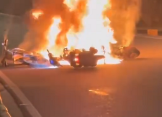 ͻ��������������2��Ħ�г���ײ��4�����ѣ�����1��Ϊ21������