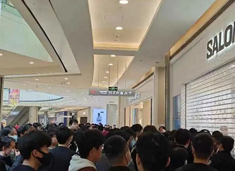 Ϊ��һ˫��Ь������һȺ�����˴��̳���¥�ŵ�������