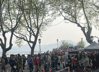 ͻ��������ͻȻ����һ��������ǰ��λС����ܱߺ���ԭ������