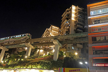 �������Ӱӳ�վ��촩¥