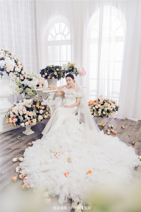 2017【室内白纱花海】客片_纪实风格婚纱照图片__19楼婚纱照美图