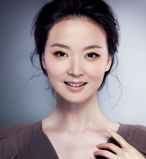 弯弯的笑眼使王艳更为温柔可人.柔软的发丝更衬托她的幽静安逸.