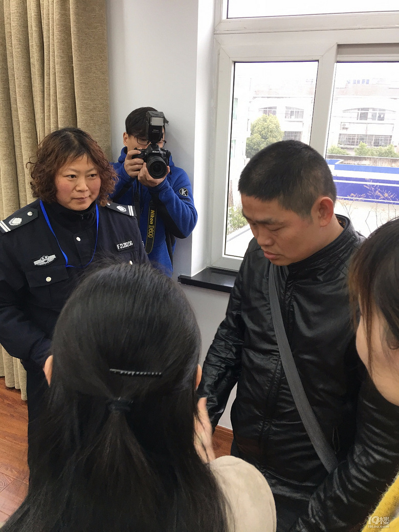 新豐鎮烏橋警務室社區輔警中隊長姜小勤,就是她看到了尋人微信