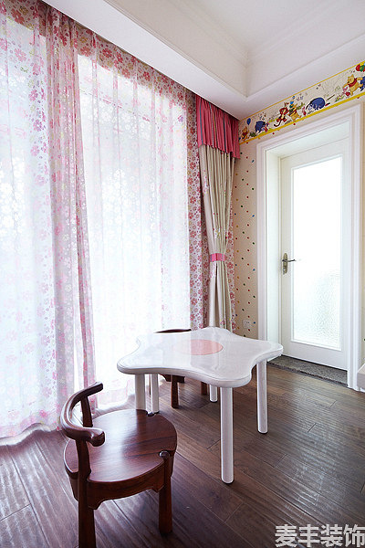 136ƽ�ִ���Լ�� ����̫�͹㳡װ��Ч��ͼ