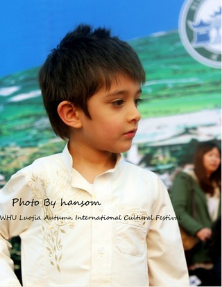 武汉大学珞珈山国际文化节看到的中东小正太