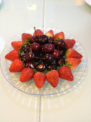 水果拼盘,草莓和车厘子