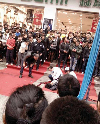 30多名中学生街头集体斗殴致1人身亡