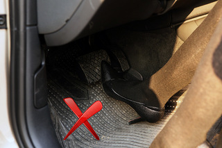 穿着高跟鞋或者拖鞋很难掌控油门和刹车的踏板,比较危险