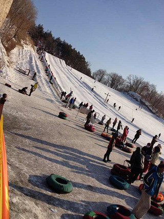 朱雀山滑雪图片