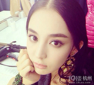 介绍下古力娜扎,她是新疆乌鲁木齐人,维吾尔族,从16岁起开始兼职做