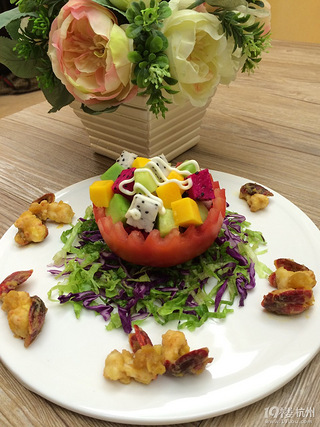 中西合璧的融合菜----水果色拉and咸蛋黄龙虾球