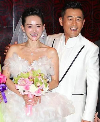 92为张歆艺与前妻离婚,与二婚妻子认识三天就订婚,50岁再度当爸