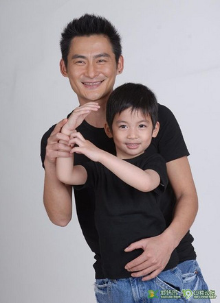 景岗山和他家小帅哥的"六一"封面照,实在没想到,他儿子太漂亮了!