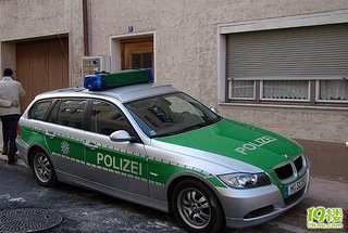 绿色的bmw旅行版警车,,,发现没有,,英文的police,,,在德文中是polizei