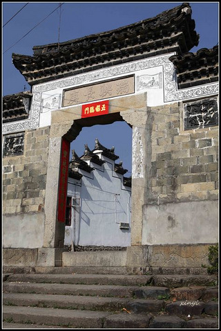 透过大门可以看到房子的马头墙