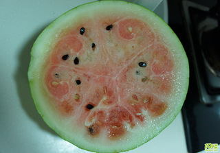 晚上兴冲冲地切开西瓜一看,傻眼了,瓜囊很白,感觉像没有熟,拿一块来