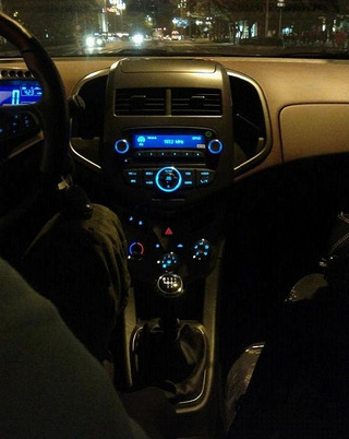 中控灯光的颜色蛮合我的喜好的,莹蓝色不错!