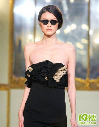 图为中国模特何穗演绎les copains 2012春夏秀.