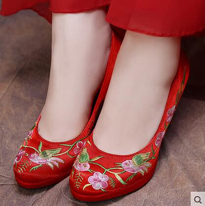 穿秀禾服出门,是配高跟鞋还是绣花鞋呢?