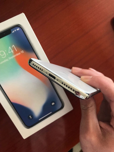 3888转卖一台苹果X 国行 64g 白色 全网通