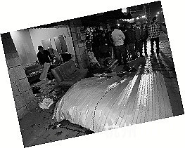 辆出租车冲上人行道把他从修车铺撞到洗头店(