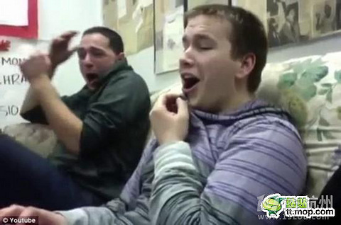 OMG男人看生孩子视频时的表情好像生孩子的