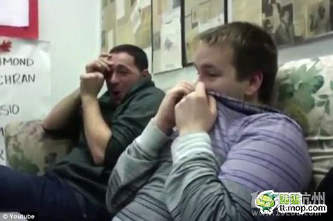 OMG男人看生孩子视频时的表情好像生孩子的