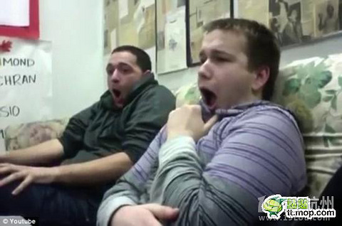 OMG男人看生孩子视频时的表情好像生孩子的