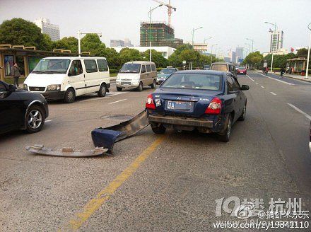 电动三轮车把我后保险杠撞报销了,车主逃逸,改