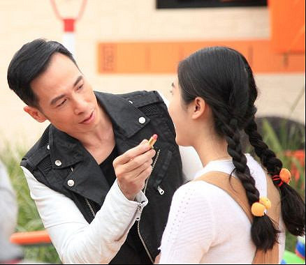 陈豪录《遇见男神》遭大叔控女粉丝蛮力索抱