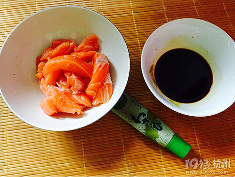 给熊孩子买了几斤三文鱼蒸着吃,然后我就沾