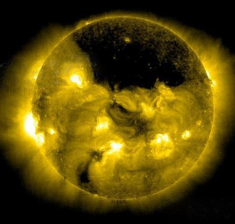 地球厄運?太陽表面神秘黑域無限增大