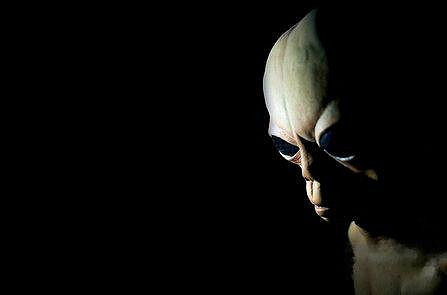 当时有人看到一个黑面人在空中飞驰,身上红光闪闪,熠熠生辉,像是在