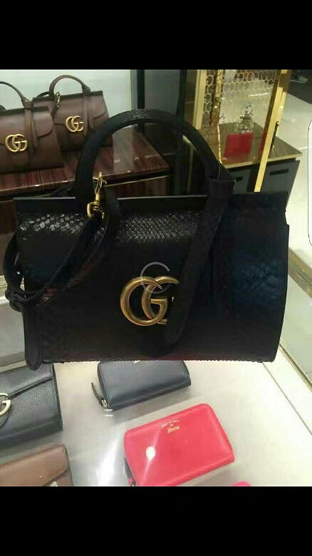 刚才法兰克福gucci专卖店买的,因为买错了