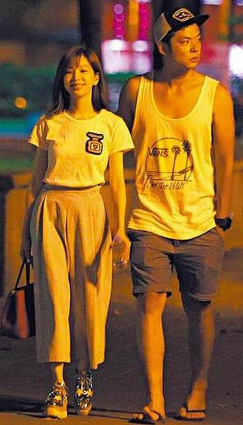 王心凌走夜路肿脸被酸 甘当瘸脚男友人肉拐杖