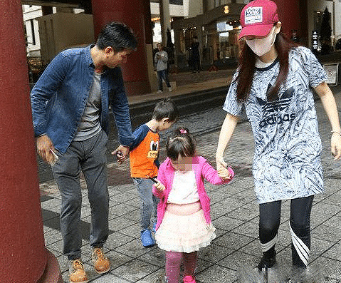 马蓉昔日与帅哥溜娃照被扒 一同逛街有说有笑