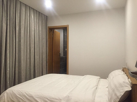 西湖景区民宿出租,新中式简约风格的装修,