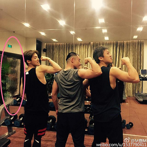 鹿晗给自己脖子打码,眼尖网友:好明显是吻痕啊