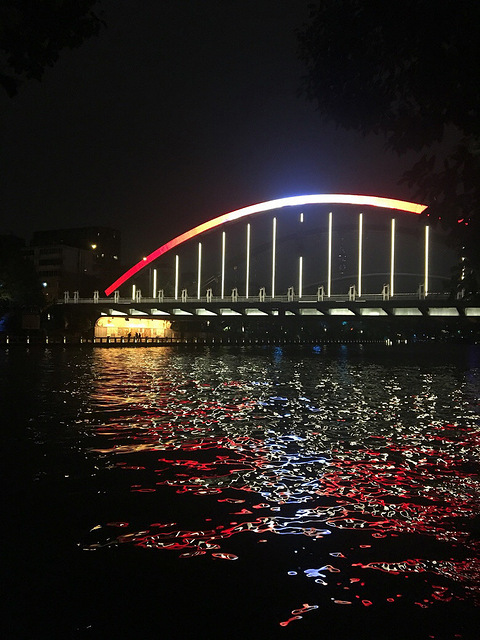 昨晚运河边,细雨纷纷,朝晖桥霓虹灯闪烁