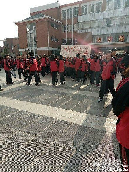 云南昭通一中教师抗议不涨工资 学生集体声