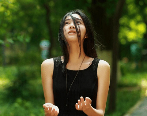 蓝之琳如何让小眼睛变大的方法