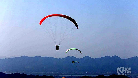 中国滑翔伞训练基地玩一次多少钱?怎么去?