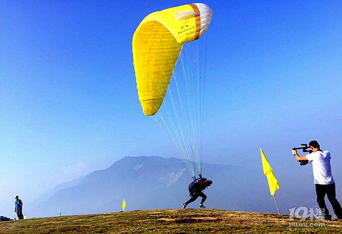 中国滑翔伞训练基地玩一次多少钱?怎么去?