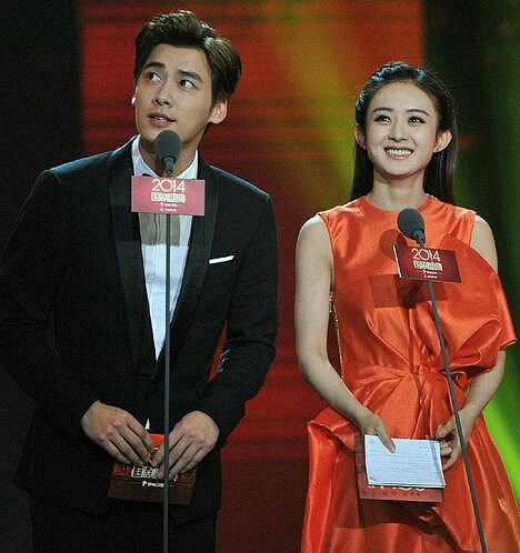 李易峰与女星合影,遇杨幂一脸娇羞,遇倪妮却是尴尬!