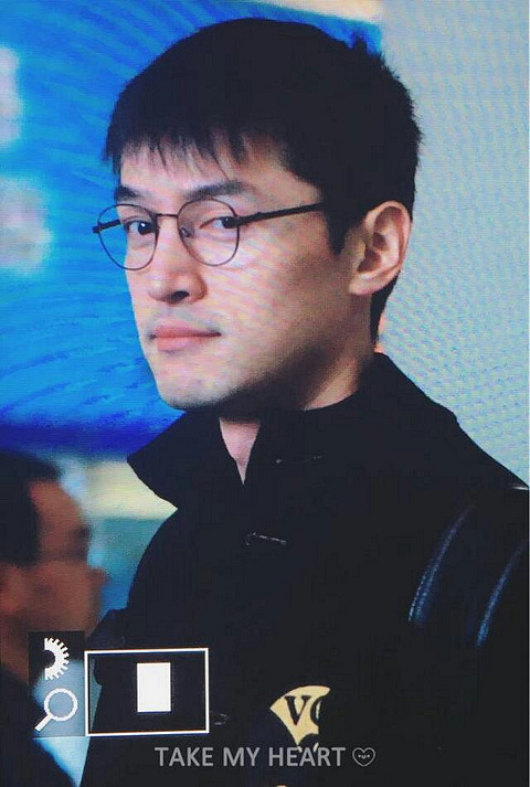 胡歌素颜现身机场眼镜配短发气质大增,年轻十