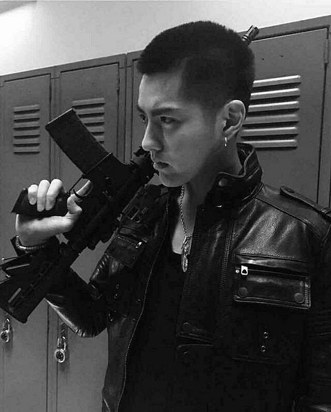 吴亦凡:男人!还是得会用枪