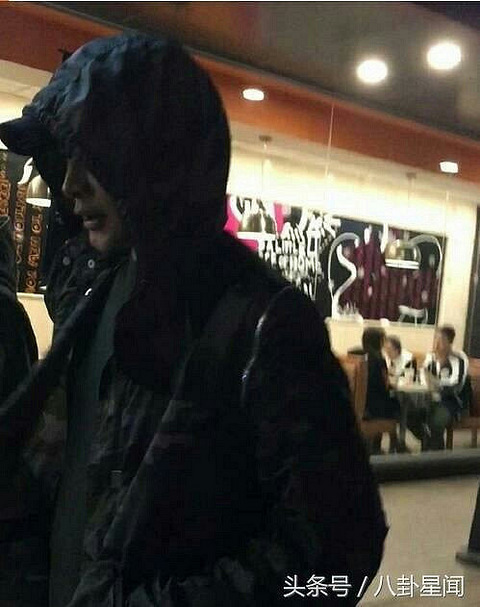 唐嫣赴约厦门拍戏男友,罗晋为女友接机连夜现